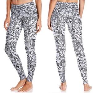 ALO Yoga Airbrushed Iguana White Patterned Leggings Waistband Pocket Athletic